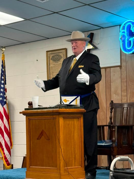 A member presenting during a lodge instruction session